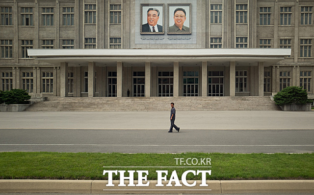 6일 오후 평양 시내에 있는 전승기념관에 김일성 주석, 김정일 국방위원장의 초상이 걸려 있다.