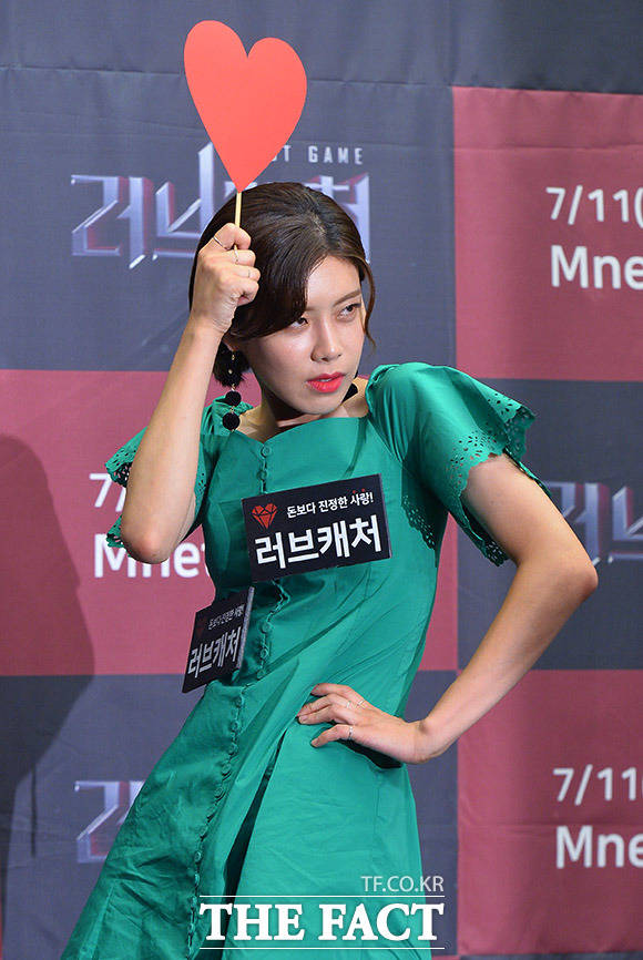 Mnet 새 예능 프로그램 러브캐처 제작발표회가 9일 오후 서울 마포구 스탠포드 호텔에서 열린 가운데 코미디언 장도연이 포토타임을 갖고 있다. /이동률 기자