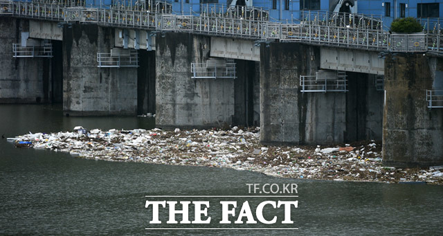 댐 뒤편으로는 지난 태풍 쁘라삐눈으로 인해 떠밀려온 쓰레기들이 다 치워지지 못한 채 남아있다.
