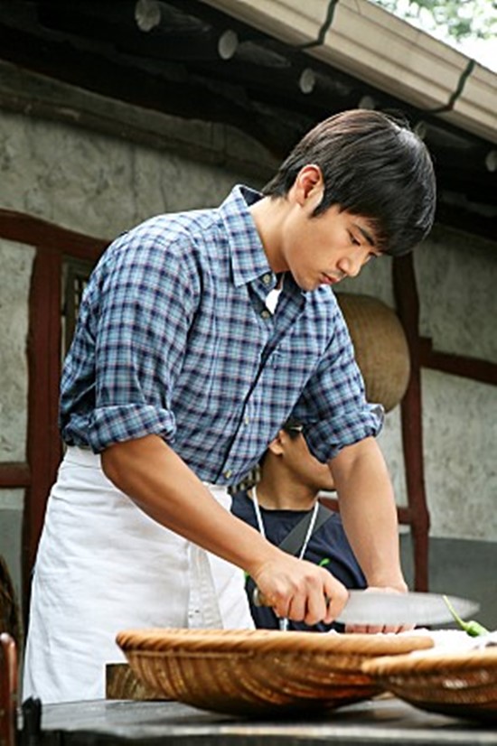 영화 식객 스틸. 김강우는 영화 식객을 통해 남다른 칼 솜씨를 뽐냈다. 그가 현지에서 먹힐까에서 또 어떤 능수능란한 요리 솜씨를 보여줄지 기대감이 높아진다. /쇼이스트 제공