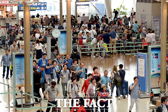 해외여행객들로 붐비는 인천국제공항