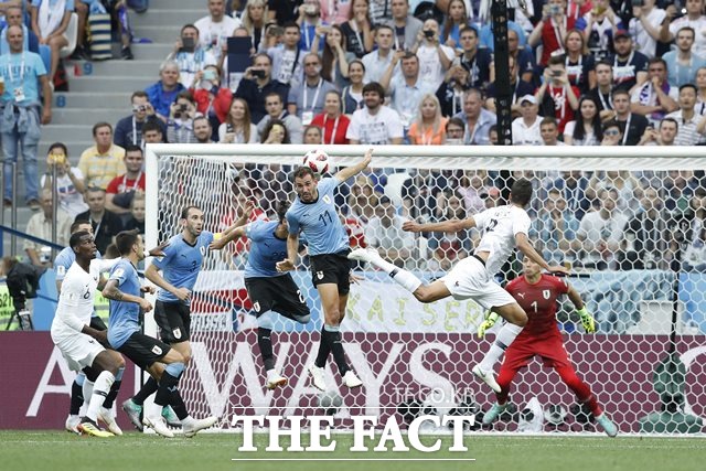 프랑스의 수비수 라파엘 바란(맨 오른쪽 흰색 유니폼)이 우루과이와 8강에서 헤더로 선제골을 기록했다. /사진=AP.뉴시스