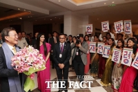 [TF포토] 인도 세종학당 학생들, 문 대통령 부부 환영