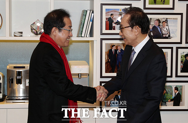 미국 출국을 앞둔 홍준표 전 대표가 지난 9일 이명박 전 대통령을 접견했다. 사진은 당 대표 시절 이 전 대통령과 만난 홍 전 대표. /남용희 기자