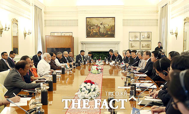 문재인 대통령과 나렌드라 모디 인도 총리가 10일 오전(현지시간) 뉴델리 영빈관에서  한·인도 확대정상회담을 갖고 있다. / 청와대 제공
