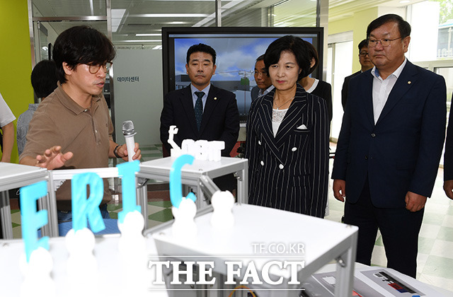 추미애 더불어민주당 대표(오른쪽 두번째)가 11일 오후 경기 안산 한양대 에리카 캠퍼스를 찾아 혁신성장 현장 투어를 하고 있다./임영무 기자