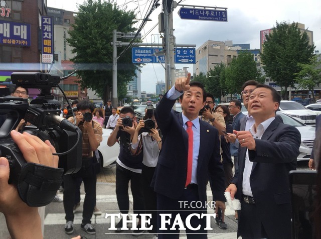 한국당이 11일 여의도 시대를 끝내고 영등포 시대를 맞았다. 이날은 마침 홍준표 전 대표가 미국으로 떠난 날이다. 사진은 김성태 대표 권한대행이 영등포 당사 건물을 가리키며 저기에 당 마크를 붙여야겠다고 말하는 모습. /영등포=임현경 인턴기자