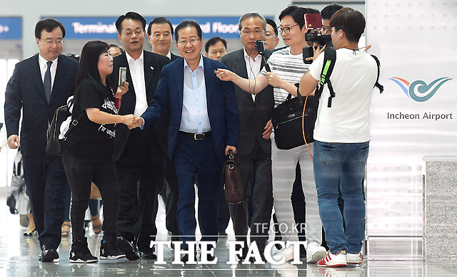 공항에 모습을 드러낸 홍 전 대표