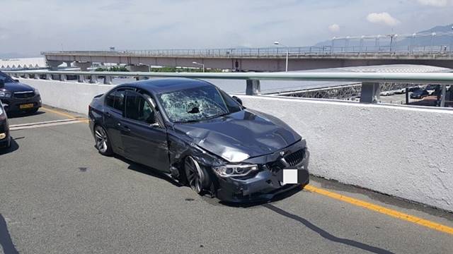 문제의 가해 차량. 지난 10일 BMW A씨가 김해국제공항 국제선 청사 진입로에서 교통사고를 냈다. /온라인 커뮤니티