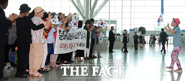 홍 전 대표를 배웅하기 위해 모인 지지자들