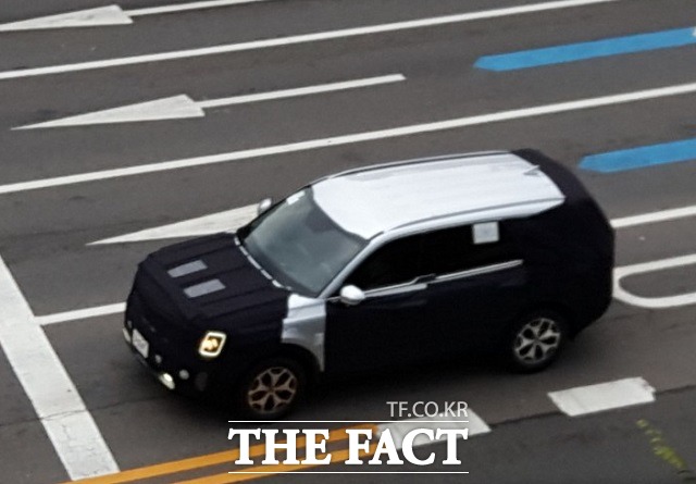기아자동차가 내년 상반기 북미 시장 출시를 예고한 플래그십 SUV 텔루라이드가 국내 도로에서 주행 테스트를 하는 모습이 포착됐다. /광명=서재근 기자