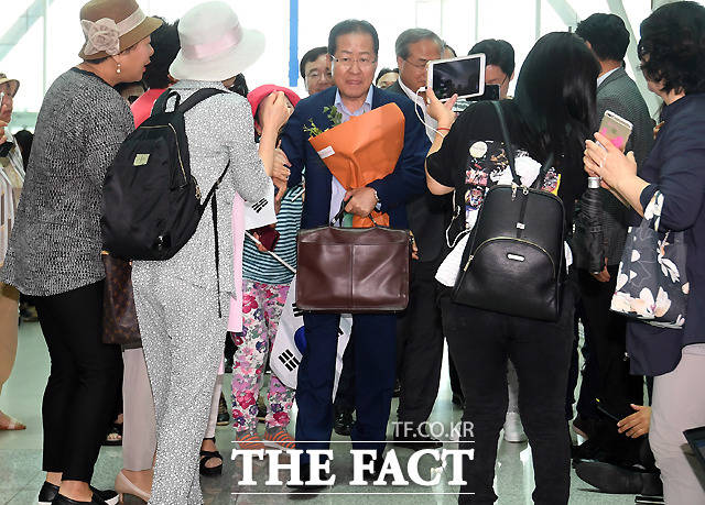 휴식차 미국으로 출국하는 홍준표 전 자유한국당 대표가 11일 오후 인천국제공항 제2터미널에서 지지자들과 인사를 나누고 있다. /이새롬 기자