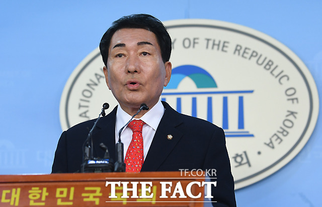 안상수 자유한국당 혁신비대위 준비위원장이 12일 오후 서울 여의도 국회 정론관에서 기자회견을 열고 비대위원장 후보군을 공개하고 있다. /이새롬 기자