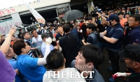 [TF포토] '일촉즉발 무력 투쟁!'…노량진 구 수산시장 명도집행 무산
