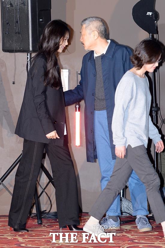 홍상수-김민희는 그동안 불륜 논란을 의식한 듯 거의 두문분출하며 작품 활동에만 매진해왔다. 영화 밤의 해변에서 혼자 언론시사회회 당시 홍상수 김민희 모습. /남용희 기자