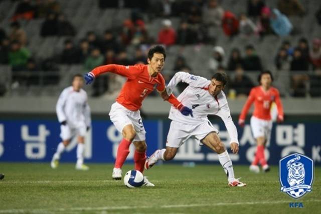 2008년 열린 칠레와 평가전에서 김남일(가운데)이 패스 길을 엿보고 있다. /사진=대한축구협회