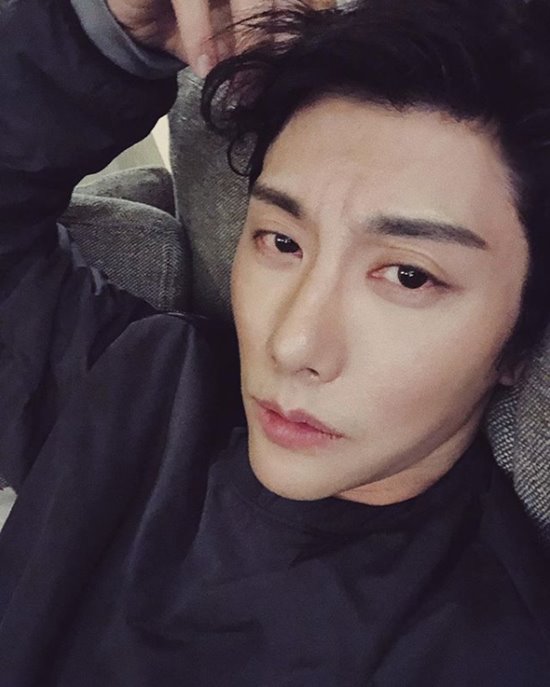 박효신 근황. 가수 박효신은 13일 인스타그램에 얼굴이 클로즈업된 사진을 게재했다. /박효신 인스타그램