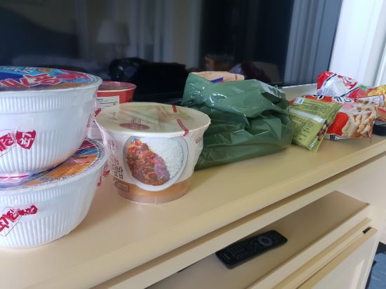 청와대가 13일 싱가포르를 국빈방문한 문재인 대통령 수행단의 사진을 공개한 가운데 농심과 CJ제일제당이 의도치 않은 PPL 효과를 누리게 됐다. /청와대 제공