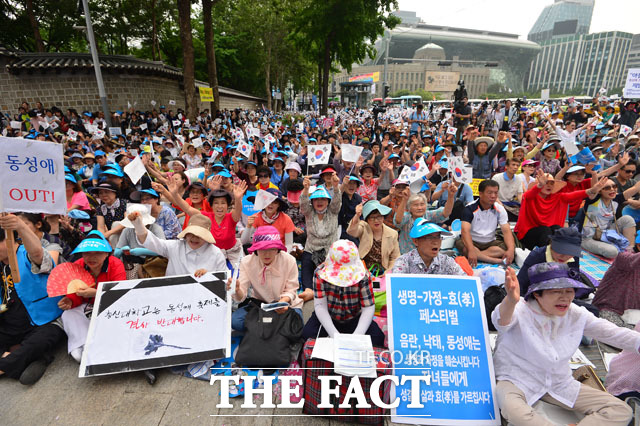   Conservative groups and Christian groups staged a rally against Queer Parade each year and strongly criticized homobaduality. The photo shows that in 2016 , conservative groups and Christian groups / The Fact DB 