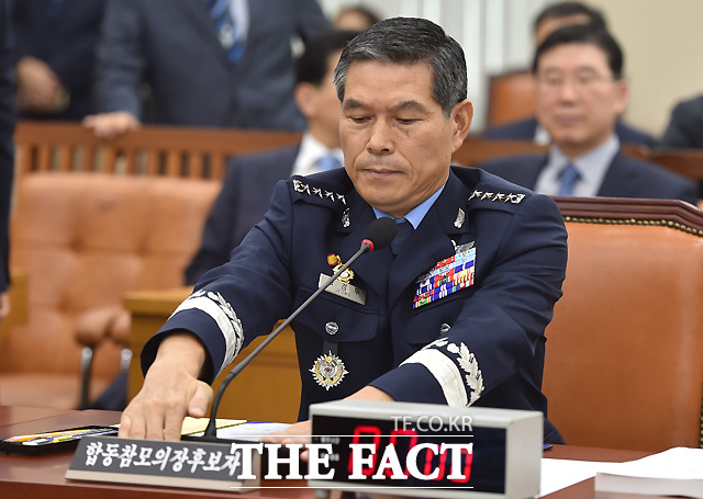 러시아 군용기 2대가 13일 우리 방공식별구역(카디즈:KADIZ)을 무단 침범해 우리 공군 전투기가 긴급 출격하는 사태가 일어났다.  사진은  정경두 합동참모의장이 지난해  국회에서 열린 인사청문회에 출석해 청문회에 앞서 자리를 정돈하는 모습.  사진/국회=이새롬 기자