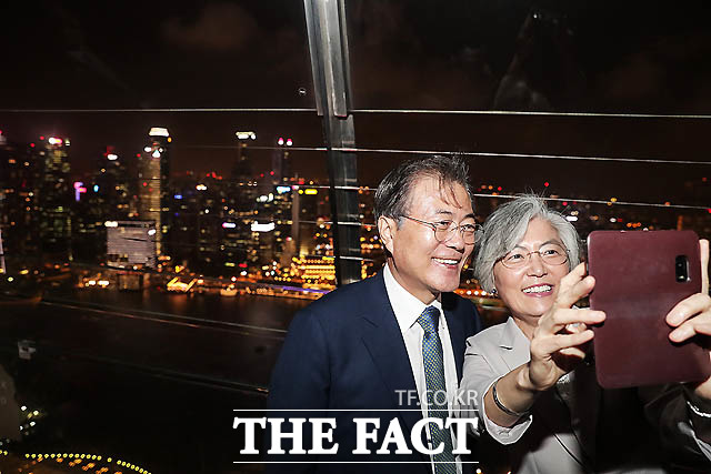 싱가포르를 국빈 방문중인 문재인 대통령이 12일 밤 국빈 만찬을 마친 뒤 싱가포르의 상징이 된 마리나 베이 샌즈 뒷편 가든 바이 더 베이를 관람한 뒤 강경화 외무장관과 셀카를 찍고 있다. /청와대 제공
