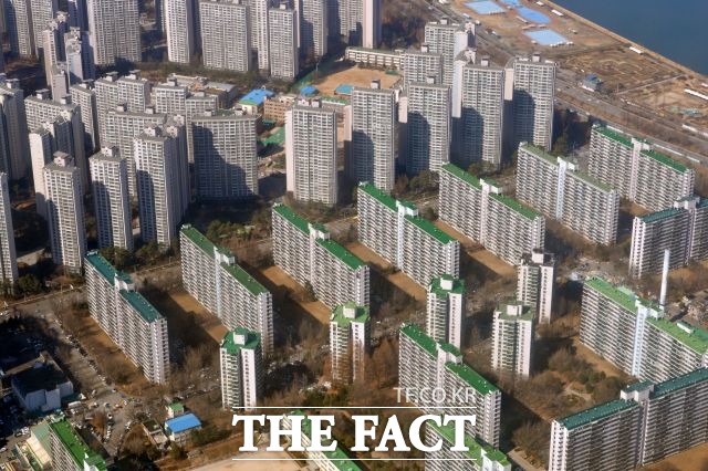 한국은행이 15일 공개한 자료를 보면 2분기 전국 아파트값은 전 분기 말 대비 0.3% 하락했다. 사진은 기사 내용과 관련 없음. /더팩트 DB