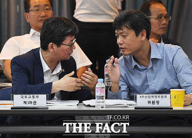 대화하는 손병석 국토부 제1차관(왼쪽)과 장병규 4차산업혁명위원회 위원장