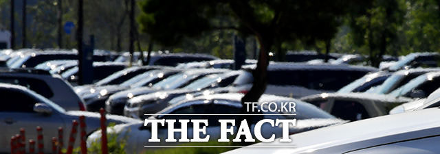 아지랑이 뿜뿜 강력한 햋빛에 차량들이 이글거리는 국회 주차장. /이덕인 기자