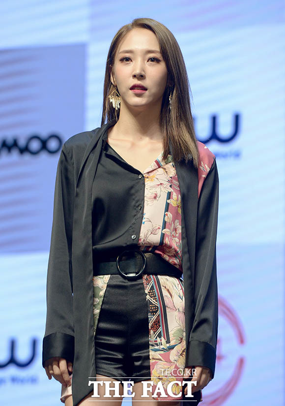 포시즌 포컬러의 두 번째 앨범 레드문의 주인공 문별이 쇼케이스에서 묘한 표정을 짓고 있다. /광진구=김세정 기자