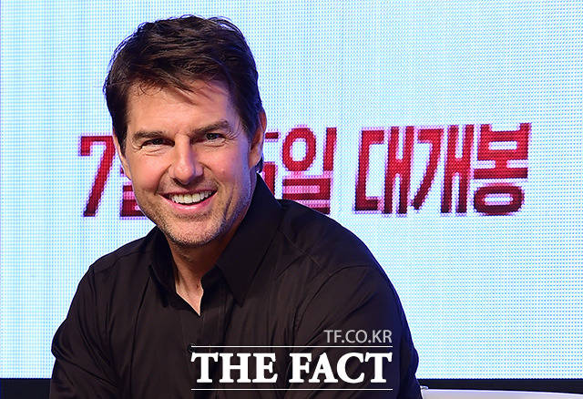 영화 미션 임파서블: 폴아웃 홍보를 위해 방한한 배우 톰 크루즈가 16일 오후 서울 송파구 롯데호텔월드에서 열린 기자간담회에 참석해 미소를 짓고 있다. 이날 톰 크루즈는 대역 없는 고난이도 액션 연기에 대해 팬들을 즐겁게 하기 위해서라고 답했다. /송파=남용희 기자