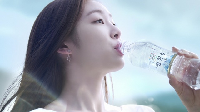 코카콜라사가 먹는 샘물 ‘강원평창수’ 광고 모델로 김연아를 7년 연속 발탁했다고17일 밝혔다. /코카콜라사 제공