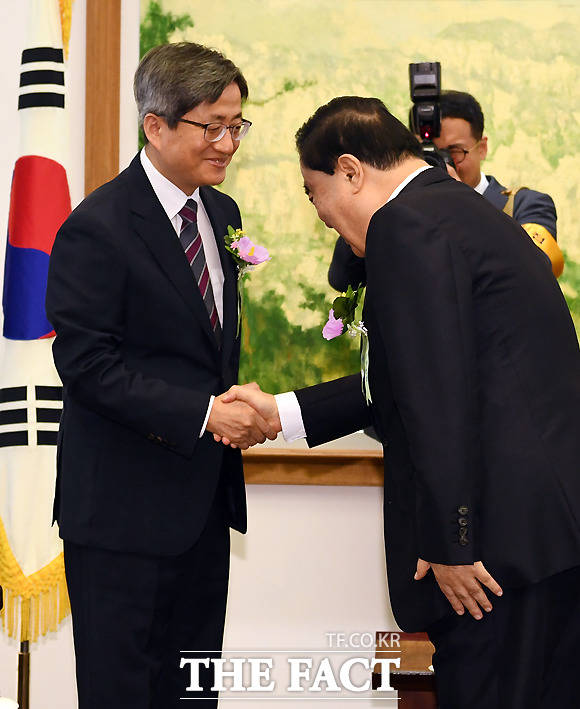김명수 대법원장(왼쪽)과 인사하는 문희상 국회의장