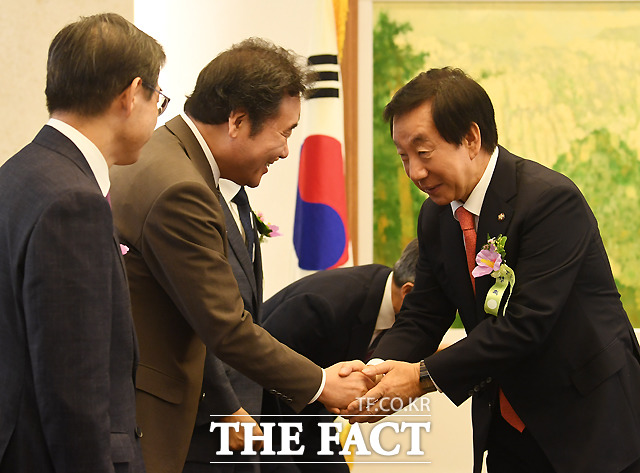 이낙연 국무총리와 인사하는 김성태 자유한국당 대표 권한대행