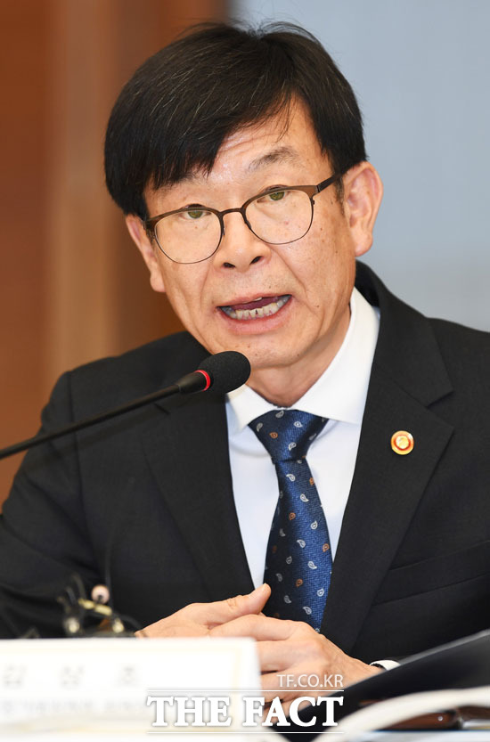김상조 공정거래위원장은 지난 16일 가맹점주들의 부담을 가중하는 가맹본부의 불공정 행위를 철저히 감시하겠다고 밝혔다. /더팩트 DB