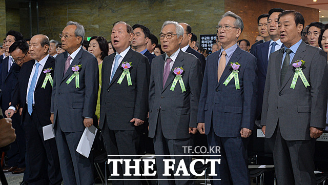 김수한, 박관용, 김원기, 임채정, 김형오, 강창의 전 국회의장(왼쪽부터)이 제헌절 경축식에서 애국가를 제창하고 있다.