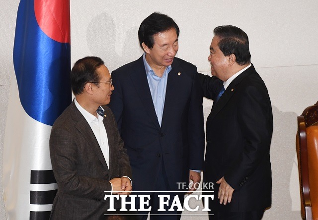 여야가 2019년도 최저임금 인상을 두고 엇갈린 반응을 보이고 있다. 사진은 13일 오전 서울 여의도 국회의사당에서 본회의가 열린 가운데 홍영표(왼쪽) 더불어민주당 원내대표와 김성태(가운데) 자유한국당 원내대표가 20대 국회 후반기 국회의장에 오른 문희상 국회의장을 축하하고 있다. /배정한 기자