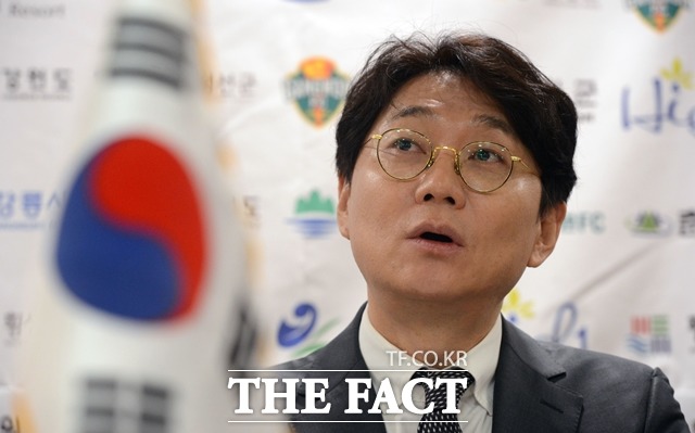 조태룡 강원FC 대표이사가 비위 혐의 등으로 사퇴 압박과 함께 구설에 올랐다. /사진=뉴시스