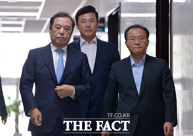김병준 비상대책위원장, 윤영석 수석대변인, 윤재옥 원내수석부대표(왼쪽부터)
