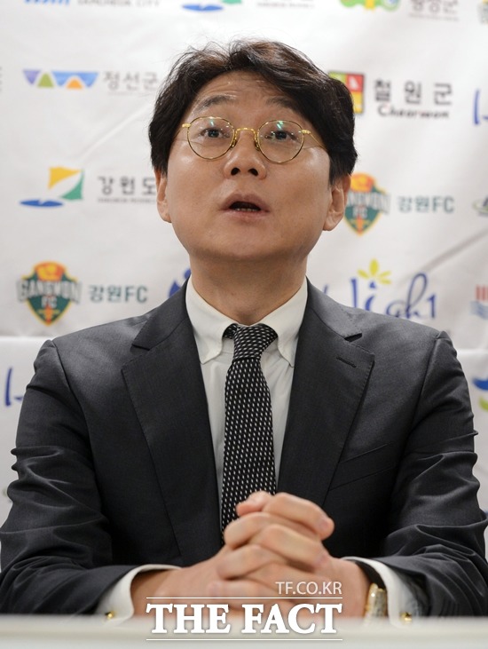 비위 혐의를 받고 있는 조태룡 강원FC 대표이사에 대해 강원도의회는 강력한 처벌을 주장했다. /사진=뉴시스