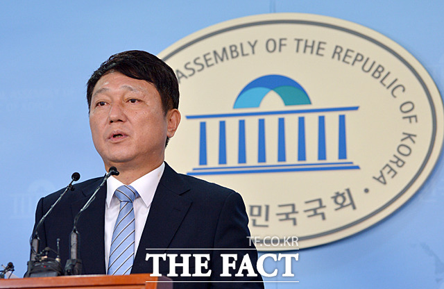 최재성 더불어민주당 의원이 19일 서울 여의도 국회 정론관에서 당대표 출마 기자회견을 하고 있다. /문병희 기자