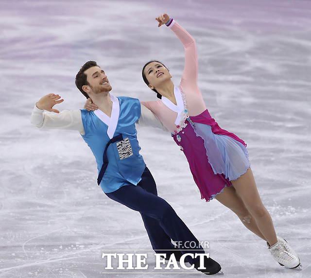 2018 평창동계올림픽 피겨스케이팅 아이스댄스 프리댄스 경기에서 한국의 민유라(오른쪽)와 알렉산더 겜린이 아리랑에 맞춰 연기를 펼치고 있다. /임영무 기자