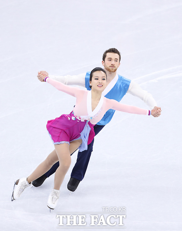 2018 평창동계올림픽 피겨스케이팅 아이스댄스 프리댄스에 출전했던 민유라(왼쪽)와 알렉산더 겜린 조가 19일 팀 해체 소식을 전했다. /임영무 기자