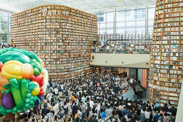 지난해 5월 개관한 별마당 도서관은 1년간 약 2050만명의 방문객이 찾았으며 142회의 문화 행사가 열렸다. /신세계 제공