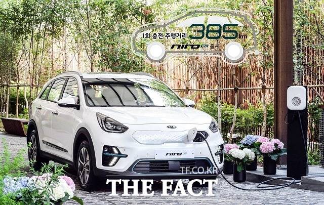 기아자동차가 19일 자사 최초 하이브리드 전용 SUV 니로의 전기차 모델 니로 EV의 인증 주행거리와 가격을 공개하고 판매를 시작한다고 밝혔다. /기아자동차 제공