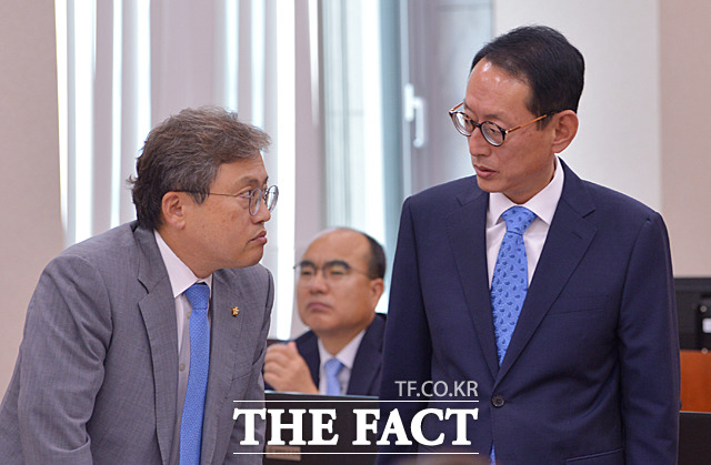 송기헌 더불어민주당 간사(왼쪽)와 김도읍 자유한국당 간사가 대화하고 있다.
