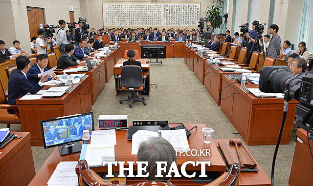 국회 법제사법위원회 전체회의가 19일 서울 여의도 국회에서 열린 가운데 박상기 법무부 장관이 의원들의 질의에 답하고 있다. /국회=문병희 기자