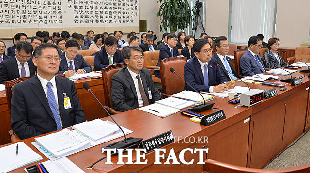 박상기 법무부 장관(왼쪽에서 세 번째) 등 법제사법위원회 전체회의에 참석한 기관장들