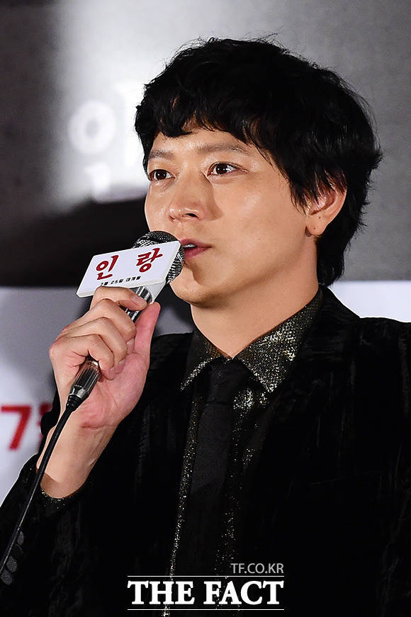 배우 강동원이 20일 오후 서울 CGV용산아이파크몰에서 열린 영화 인랑 언론배급시사회에서 30㎏ 강화복 액션에 대해 이야기하고 있다. /용산=남용희 기자