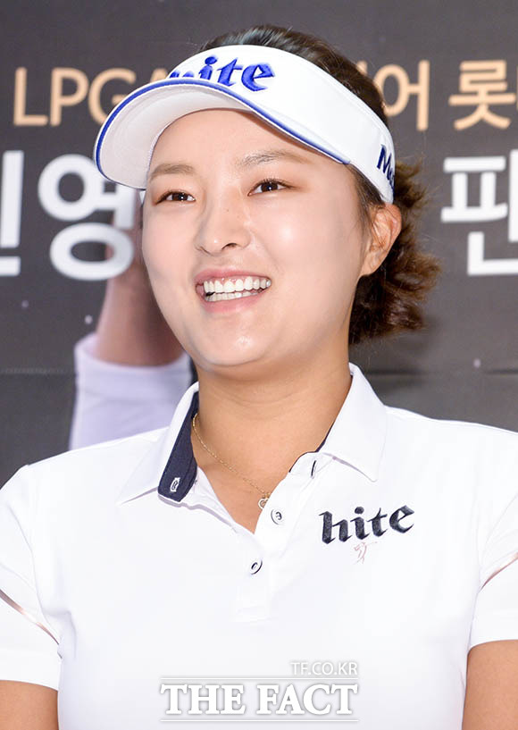 프로골퍼 고진영이 21일 오후 서울 중구 소공동 롯데백화점 본점에서 열린 의류 브랜드 LPGA 골프웨어의 팬사인회에 참석해 포토타임을 갖고 있다. /김세정 기자