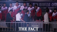 [TF포토] 북한 선수들과 인사하는 조명균 통일부 장관